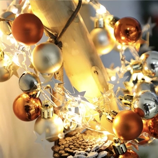 LED julelyskæde med kugler klokke og stjerner
