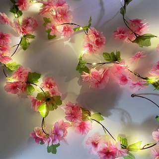 LED lyskæde med rosa kirsebærblomster og grønne blade – 2,4 meter, 20 lys