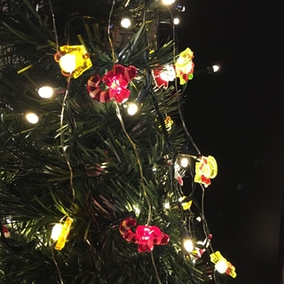 LED lyskæde med julemænd, julegaveæsker, slikstokke til juletræspynt