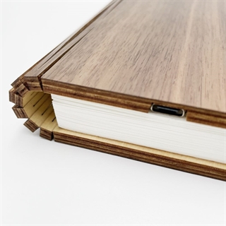 LED-boglampe med varmt hvidt  lys - Genopladelig - Størrelse: L: 21,5 cm, B:17 cm - Omslagsfarve: brun