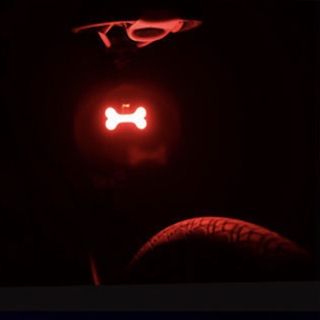 LED-cykelbaglygte i form af en hundeknogle