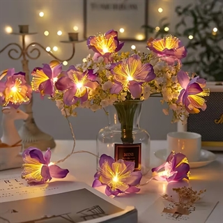 Lyskæde med lilla blomster og fiberoptisk lys