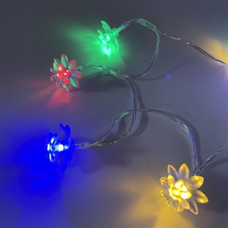 Batteridrevet lyskæde med lotusblomster – farverige lys