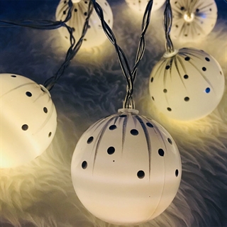 LED lyskæde med hvide kugler og sølvprikker - 1,5 m 10 LED