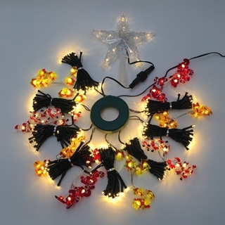 LED lyskæde med julemænd, julegaveæsker, slikstokke til juletræspynt