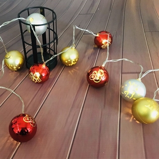LED lyskæde med julekugler