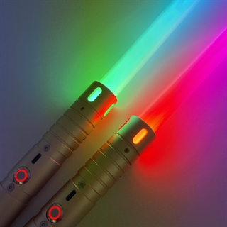 Star Wars lasersværd med 20 lysfarver og lydeffekter – Genopladelige – 2 stk. med guldhåndtag