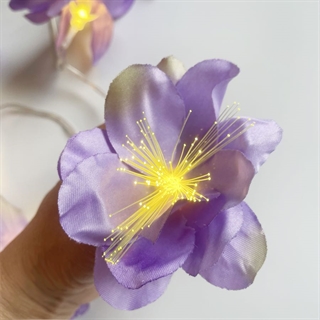 Lyskæde med lilla blomster og fiberoptisk lys