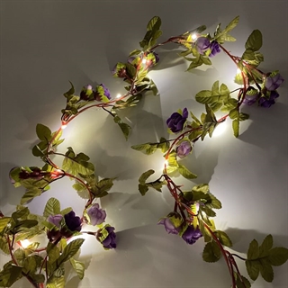 Lyskæde med mørke og lyse lilla blomster og grønne blade - 2,2 m, 20 lys