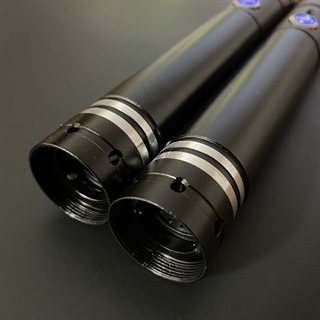 Lyssværd med farverige lys- og lydeffekter - Genopladeligt - Sort håndtag - 14 lysfarver - 2 stk.