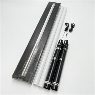 Lyssværd med farverige lys- og lydeffekter - Genopladeligt - Sort håndtag - 14 lysfarver - 2 stk.