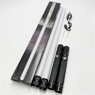 Lyssværd med 7 lysfarver og lydeffekter - Genopladeligt - Sort håndtag - 2 stk.