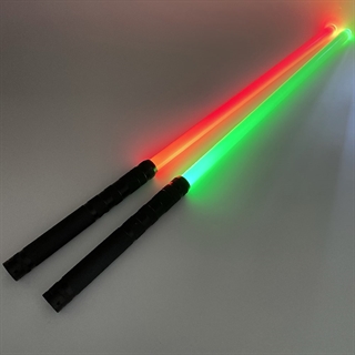 Lyssværd med 7 lysfarver og lydeffekter - Genopladeligt - Sort håndtag - 2 stk.