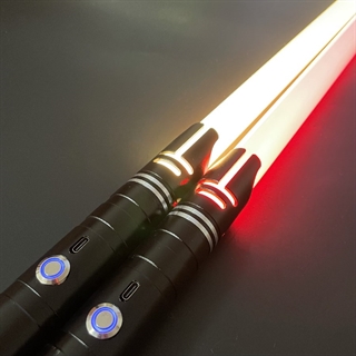 Lyssværd med farverige lys- og lydeffekter - Genopladeligt - Sort håndtag - 14 lysfarver - 2 stk.