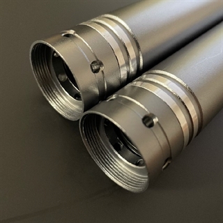 Lyssværd med farverige lys- og lydeffekter - Genopladeligt - Grå håndtag -14 lysfarver - 2 stk.