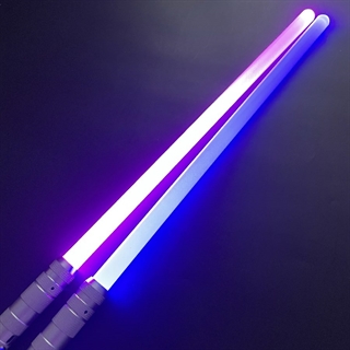 Lyssværd med farverige lys- og lydeffekter - Genopladeligt - Sølv håndtage -7 lysfarver - 2 stk.