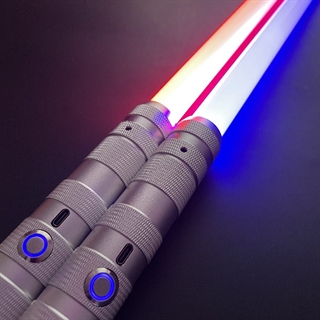 Lyssværd med farverige lys- og lydeffekter - Genopladeligt - Sølv håndtage -7 lysfarver - 2 stk.