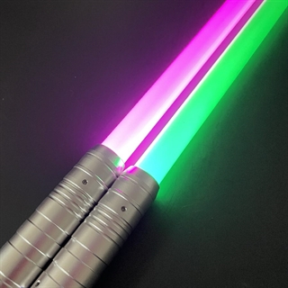 Lyssværd med farverige lys- og lydeffekter - Genopladeligt - Sølv håndtage -14 lysfarver - 2 stk.