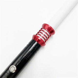 Lyssværd med farverige lys- og lydeffekter - Genopladeligt - Sort & rød håndtag - 14 lysfarver