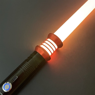 Lyssværd med farverige lys- og lydeffekter - Genopladeligt - Sort & rød håndtag - 14 lysfarver