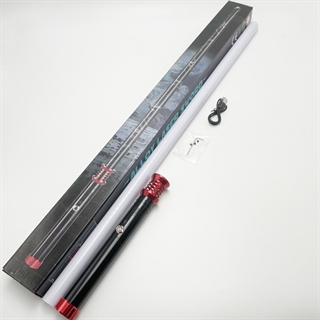 Lyssværd med farverige lys- og lydeffekter - Genopladeligt - Sort & rød håndtag - 14 lysfarver - 1 stk. - Stil 7 Plus