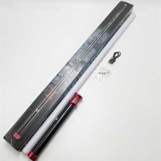 Lyssværd med farverige lys- og lydeffekter - Genopladeligt - Sort & rød håndtag - 20 lysfarver - 1 stk. - Stil 7 Plus