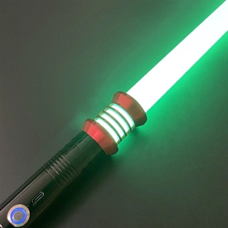 Lyssværd med farverige lys- og lydeffekter - Genopladeligt - Sort & rød håndtag - 20 lysfarver - 1 stk. - Stil 7 Plus