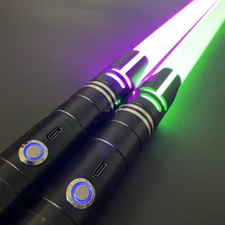 Lyssværd med farverige lys- og lydeffekter - Genopladeligt - Sort håndtag - 14 lysfarver - 2 stk.