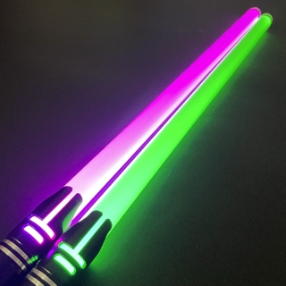 Lyssværd med farverige lys- og lydeffekter - Genopladeligt - Sort håndtag - 14 lysfarver - 2 stk.