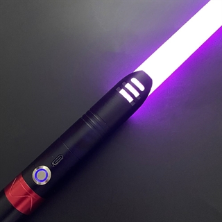 Lyssværd med farverige lys- og lydeffekter - Genopladeligt - Sort & rød håndtag - 20 lyseffekter