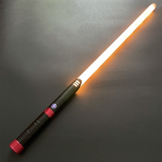 Lyssværd med farverige lys- og lydeffekter - Genopladeligt - Sort & rød håndtag - 20 lyseffekter