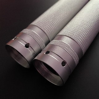 Lyssværd med farverige lys- og lydeffekter - Genopladeligt - Sølv håndtage - 2 stk.