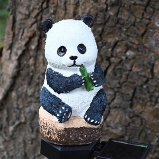 Solcelle havelampe med panda på spyd i haven