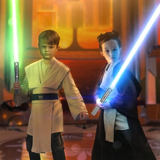 Star Wars lasersværd med 12 lysfarver og lydeffekter - Genopladelige - 2 stk - Sølv håndtag - Mini