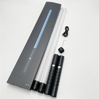 Star Wars lasersværd med 15 lysfarver og lydeffekter - Genopladelige - 2 stk - Sort håndtag