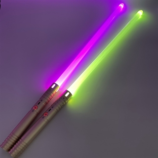 Star Wars lasersværd med 20 lysfarver og lydeffekter – Genopladelige – 2 stk. med guldhåndtag