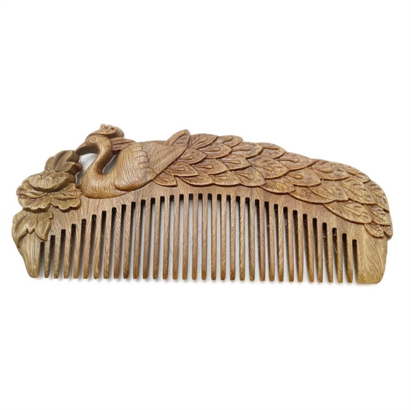 Trækam med påfugl – håndskåret kam i naturtræ